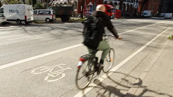 Ein Fahrradfahrer auf einem Fahrradweg.