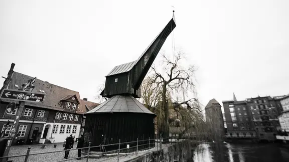 Ein alter Kran im Lüneburger Hafenviertel. | NDR, Julius Matuschik Ein alter Kran im Lüneburger Hafenviertel.
