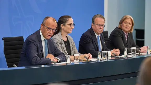 Bundeskanzler Friedrich Merz, Constanze Janda , Frank-Juergen Weise und Ministerin Bärbel Bas (SPD) stellen ihre Renten-Empfehlungen vor. | Imago, Christian Ditsch Bundeskanzler Friedrich Merz, Constanze Janda , Frank-Juergen Weise und Ministerin Bärbel Bas (SPD) stellen ihre Renten-Empfehlungen vor.