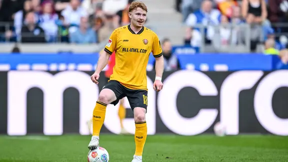 Robert Wagner wird auch kommende Saison das Trikot der SG Dynamo Dresden tragen. | IMAGO / DeFodi Images Robert Wagner stoppt den Ball mit dem Fuß.
