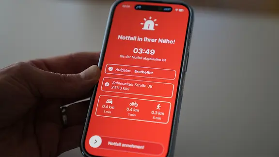 Auf einem Smartphone ist die Saving Life App zu sehen, die einen Notfall meldet. | Carsten Salzwedel, NDR Auf einem Smartphone ist die Saving Life App zu sehen, die einen Notfall meldet.