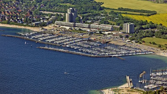 Der Schilkseer Hafen verdoppelt sich in seiner Größe für die Olympischen Spiele 1972. | picture alliance / blickwinkel/Luftbild Bertram Kiel-Schilksee mit Olympiazentrum und Hafen 1972.