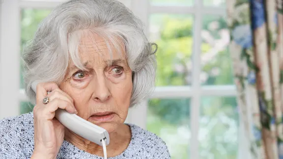 Eine besorgte ältere Frau am Telefon. | Colourbox Eine besorgte ältere Frau am Telefon.