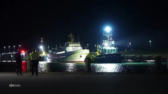 Helgoland-Fähre "Funny Girl" wird von zwei Schleppern in den Hafen von Büsum gebracht. | Screenshot Helgoland-Fähre "Funny Girl" wird von zwei Schleppern in den Hafen von Büsum gebracht.