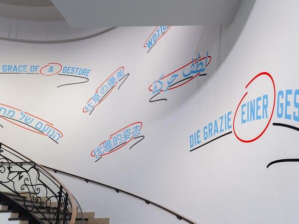 Installation von Lawrence Weiner im Treppenhaus des PalaisPopulaire unter dem Titel "Die Grazie einer Geste". 
Foto: Lawrence Weiner, "Die Grazie einer Geste" ©VG Bild-Kunst, 2026, Foto:Mathias Schormann