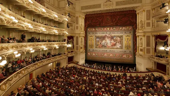 Zuschauerraum der Semperoper Dresden mit Schmuckvorhang
