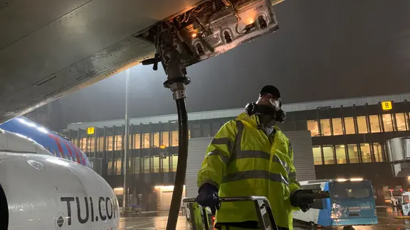 Tankwart Carsten Brummund beim Betanken des Flugzeugs. | NDR/Claudia Riemer Tankwart Carsten Brummund beim Betanken des Flugzeugs.