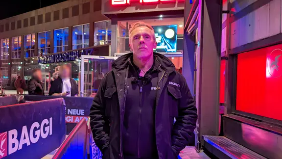 Klaus Adem sorgt vor der Tür der "Baggi" für Sicherheit. | NDR/Kamera Zwei Klaus Adem sorgt vor der Tür der "Baggi" für Sicherheit.