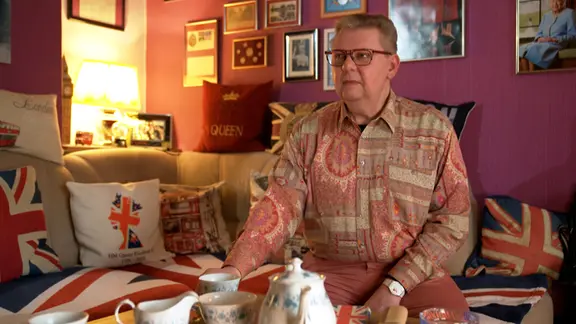 Andre Dassow verkauft im einzigen britischen Lebensmittelladen Hamburgs Marmite, Tee und Shepherds Pie . Auch sein Zuhause ist eine Art britisches Museum. | NDR Andre Dassow verkauft im einzigen britischen Lebensmittelladen Hamburgs Marmite, Tee und Shepherds Pie . Auch sein Zuhause ist eine Art britisches Museum.