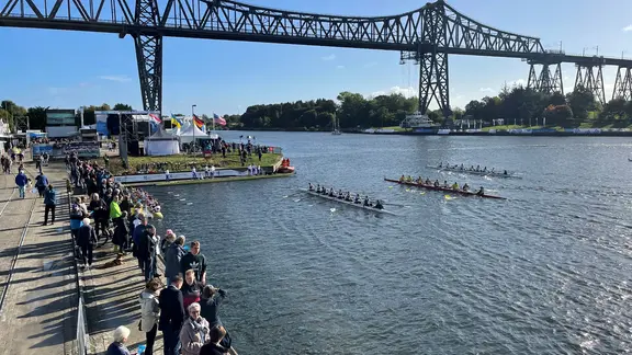 Boote stehen am Start im Rendsburger Kanalhafen beim Städte Achter Cup im Rahmen des SH Netz Cup. | NDR, Finn-Ole Martins Boote stehen am Start im Rendsburger Kanalhafen beim Städte Achter Cup im Rahmen des SH Netz Cup.