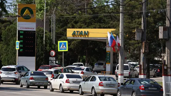 Auto-Schlange an einer Tankstelle in Simferopol auf der Krim, 12. Juni 2026. | picture alliance/dpa/AP | Uncredited Auto-Schlange an einer Tankstelle in Simferopol auf der Krim, 12. Juni 2026.