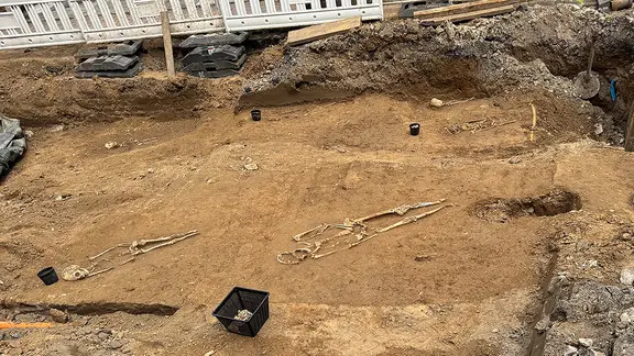 Sieben Skelette wurden in Gehrden bei Rohrarbeiten entdeckt. | P. Schönlau, Archäologische Dienstleistungen Blanck Sieben Skelette wurden in Gehrden bei Rohrarbeiten entdeckt.
