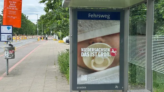 Niedersachsen wirbt mit neuem Slogan und Baby. Wohl ein Hinweis auf die bundesweit höchste Geburtenrate und den damit verbundenen zukünftigen Fachkräften. | NDR, Lars Stuckenberg Der Slogan "Niedersachsen. Das ist groß" steht auf einem Plakat in Hannover