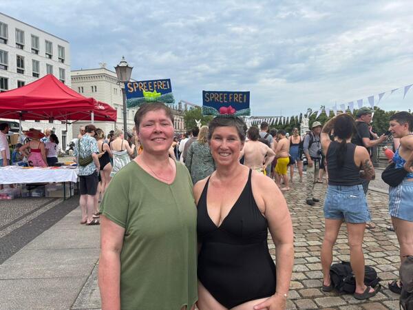 Die Freundinnen Ines Bublath und Simone haben den Hut „Spree frei“ gemeinsam entworfen.