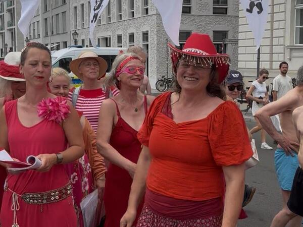 Chris Bokemeyer, die Chorleiterin des Chors Matronkas. Während sie schwammen, sangen sie auch eine Ode an den Berliner Fluss.