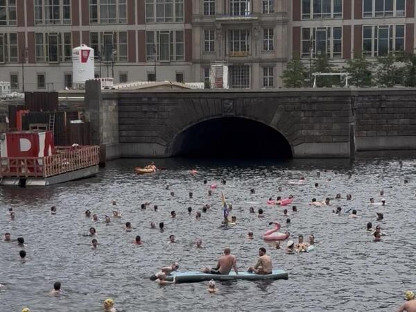 Hunderte Menschen planschten am Sonnabend in der Spree.