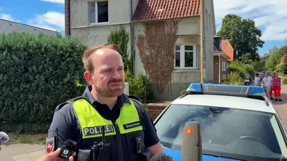 Ein Pressesprecher der Polizei gibt ein Interview nach Schüssen mit fünf Toten in Stade. | NDR Ein Pressesprecher der Polizei gibt ein Interview nach Schüssen mit fünf Toten in Stade.