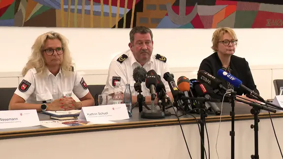 Innenministerin Daniela Behrens (SPD) spricht mit anderen Vertretern von Polizei und Behörden in einer Pressekonferenz. | NDR Innenministerin Daniela Behrens (SPD) spricht mit anderen Vertretern von Polizei und Behörden in einer Pressekonferenz.