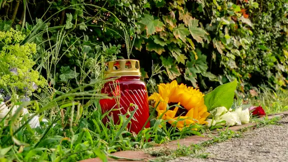 Blumen und ein Grablicht am Tatort in Stade | NonstopNews Blumen und ein Grablicht am Tatort in Stade
