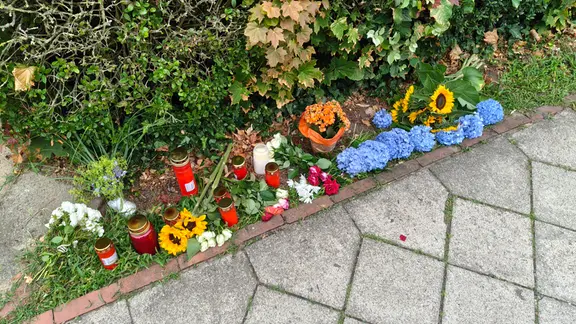 Vor einer Jugendhilfeeinrichtung in Stade, in der sechs Menschen getötet worden sind, liegen Blumen und stehen Kerzen. | NDR / Sebastian Duden Vor einer Jugendhilfeeinrichtung in Stade, in der sechs Menschen getötet worden sind, liegen Blumen und stehen Kerzen.