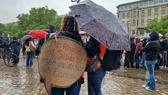 Zwei Schülerinnen stehen nebeneinander und auf einem Pappschild steht: "Mit Respekt und Solidarität gegen soiale Kälte und Faschismus!" | NDR, Maren Bruns Zwei Schülerinnen stehen nebeneinander und auf einem Pappschild steht: "Mit Respekt und Solidarität gegen soiale Kälte und Faschismus!"