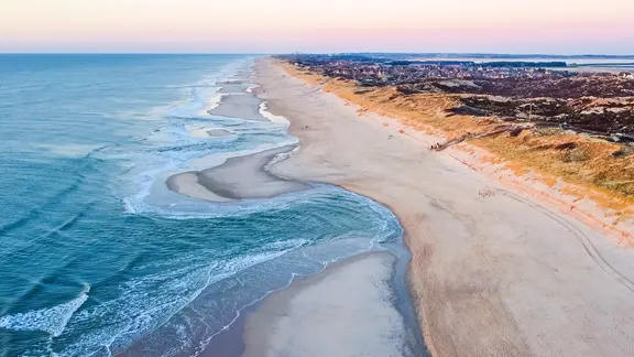 Der Sylter Weststrand aus der Luft. | Sylt Marketing, Finn Anjes Der Sylter Weststrand aus der Luft.