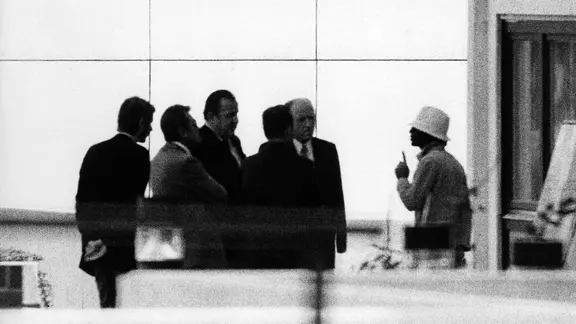 Ein palästinensischer Terrorist (r) verhandelt am 5. September 1972 am israelischen Teamquartier im Olympischen Dorf der Münchner Sommerspiele mit Bundesinnenminister Hans-Dietrich Genscher (3.v.l) und weiteren Offiziellen. | picture alliance / dpa Ein palästinensischer Terrorist (r) verhandelt am 5. September 1972 am israelischen Teamquartier im Olympischen Dorf der Münchner Sommerspiele mit Bundesinnenminister Hans-Dietrich Genscher (3.v.l) und weiteren Offiziellen.