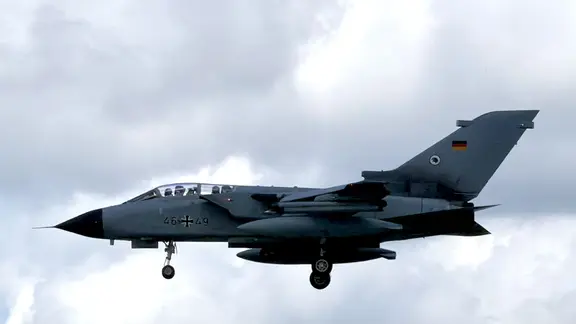 Ein Tornado der Bundeswehr im Landeanflug auf den Hamburger Flughafen. | NDR Ein Tornado der Bundeswehr im Landeanflug auf den Hamburger Flughafen.