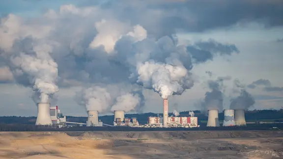 Ausläufer des Tagebaus Turow, im Hintergrund befindet sich das Braunkohle-Großkraftwerk Turów | picture alliance/dpa | Paul Glaser Ausläufer des Tagebaus Turow, im Hintergrund befindet sich das Braunkohle-Großkraftwerk Turów