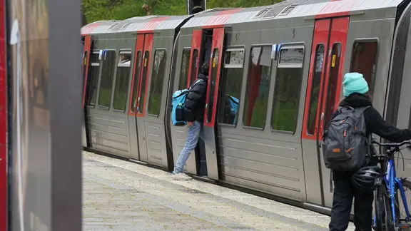 Zwei Jugendliche steigen in eine U-Bahn. | picture alliance/dpa | Marcus Brandt Zwei Jugendliche steigen in eine U-Bahn.