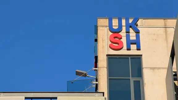 Logo des UKSH in Kiel. | NDR, Thomas Viet Dang Logo des UKSH in Kiel.