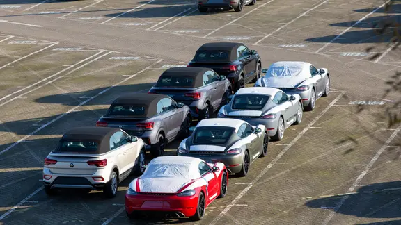T-Roc-Cabriolet , Porsche Cayman und Porsche 718 auf dem Betriebsgelände von VW in Osnabrück. | picture alliance, CHROMORANGE, Martin Schroeder T-Roc-Cabriolet , Porsche Cayman und Porsche 718 auf dem Betriebsgelände von VW in Osnabrück.