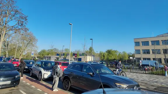 Stau vor einem Gymnasium in Hannover: Autos stehen hintereinander Schlange. | NDR, Svenja Estner Stau vor einem Gymnasium in Hannover: Autos stehen hintereinander Schlange.