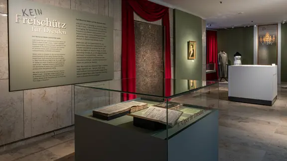 Die SLUB Dresden zeigt die Ausstellung "Kein Freischütz für Dresden. Carl Maria von Weber und die deutsche Oper". | SLUB Dresden/ Ramona Ahlers-Bergner Blick in den Ausstellungsraum eines Museums.