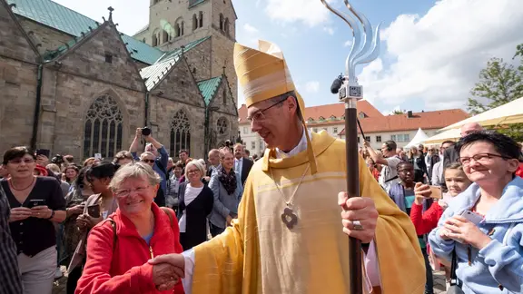 Heiner Wilmer nach seiner Amtseinführung in einer Menschenmenge in Hildesheim. | picture alliance/dpa | Peter Steffen Heiner Wilmer nach seiner Amtseinführung in einer Menschenmenge in Hildesheim.