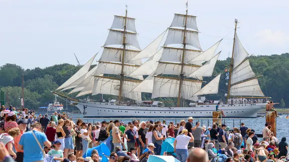Das Segelschulschiff "Gorch Fock II", während der Windjammerparade 2025 | Bodo Marks Das Segelschulschiff "Gorch Fock II", während der Windjammerparade 2025