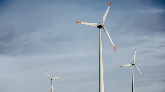 Drei Windräder stehen unter leicht bewölktem Himmel. | NDR, Julius Matuschik Drei Windräder stehen unter leicht bewölktem Himmel.