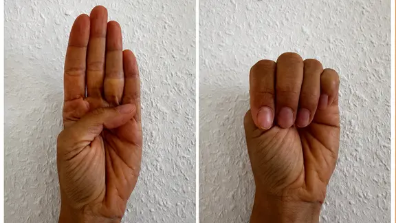 Das internationale Hilfe-Handzeichen zeigt, dass eine Person sich bedroht fühlt oder Hilfe benötigt. | NDR, Julia Jänisch Ein Handzeichen, das unauffällig auf Hilfe & häusliche Gewalt aufmerksam macht.