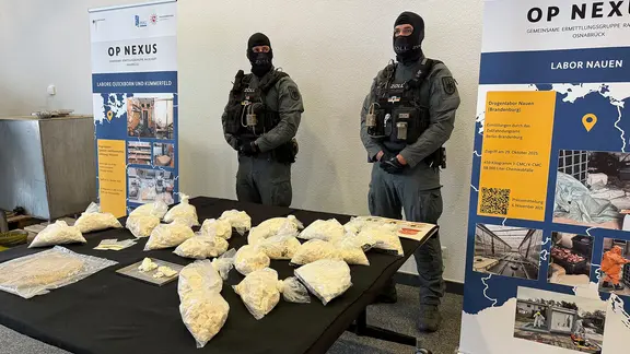 Beschlagnahmte Beutel mit synthetischen Drogen liegen auf einem Tisch.