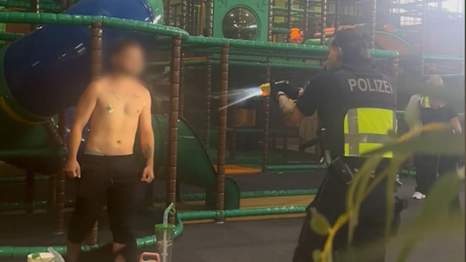 Nach Streit am Autoscooter: Polizei streckt Mann in Indoor-Spielplatz nieder | Regional