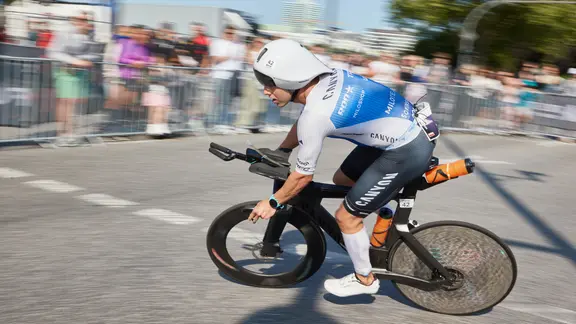 Ein Teilnehmer auf dem Fahrrad beim Triathlon in Hamburg. | picture alliance/dpa | Georg Wendt Ein Teilnehmer auf dem Fahrrad beim Triathlon in Hamburg.