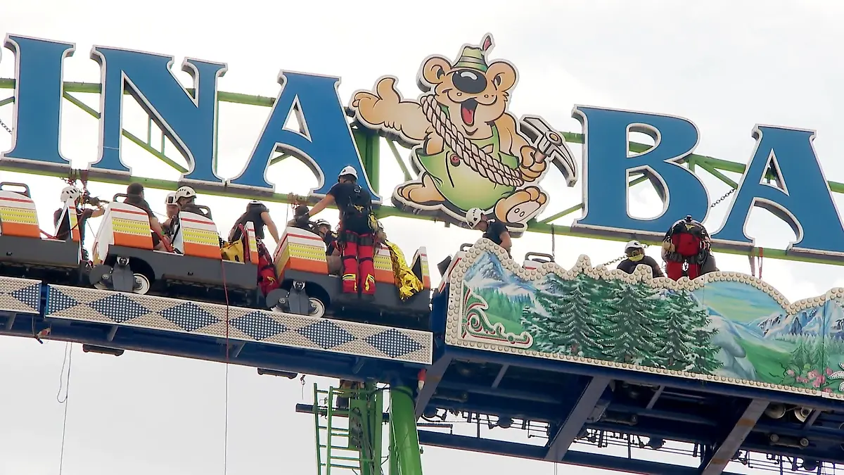 Höhenretter auf der Rheinkirmes – Feuerwehr Düsseldorf trainiert für den Ernstfall