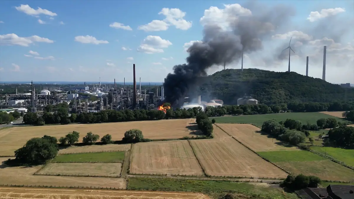 Raffinerie in Flammen – Großbrand beschäftigt Feuerwehr in Gelsenkirchen