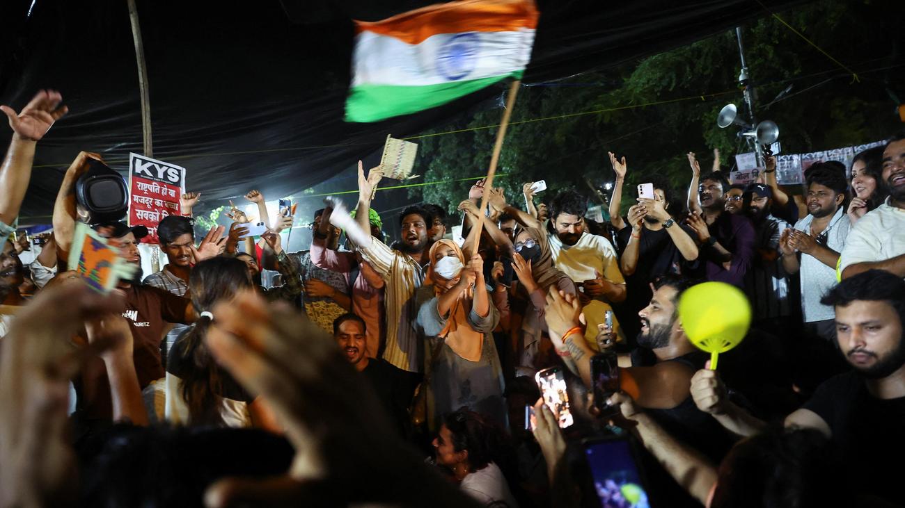 Indien: Tausende Anhänger der »Kakerlaken«-Bewegung protestieren in Neu-Delhi