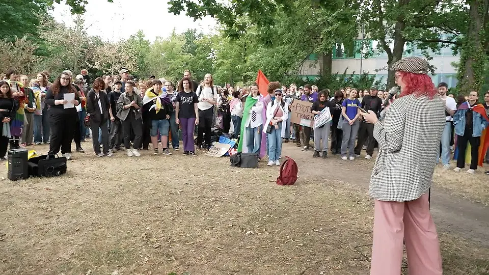 Protest in Düsseldorf - Vorlesung über Transidentität in der Kritik