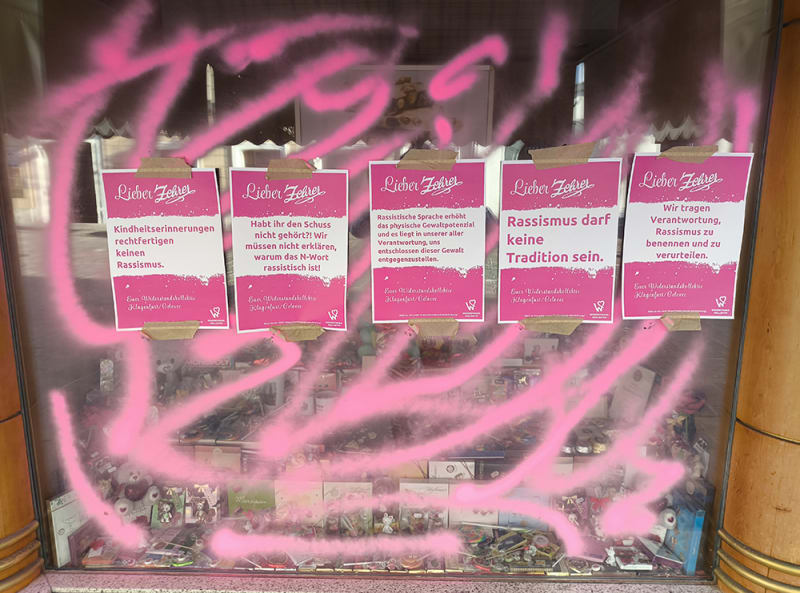 Alle Fenster der Konditorei wurden vergangenen Freitag mit Farbe beschmiert und mit Plakaten beklebt