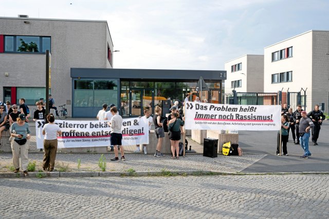 Am letzten Prozesstag demonstrierten Unterstützer*innen der NSU-Opferfamilien und Angehörige der Toten vor dem Dresdner Oberlandesgericht für Entschädigung und Gerechtigkeit.
