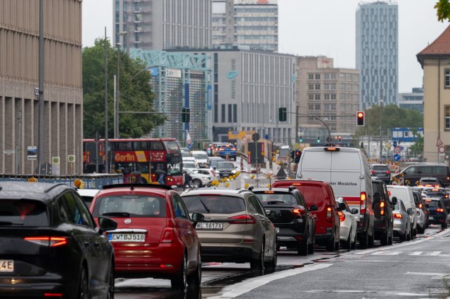 Brumm, brumm – in Berlin steht man immer länger im Stau, auch auf der Leipziger Straße in Mitte.