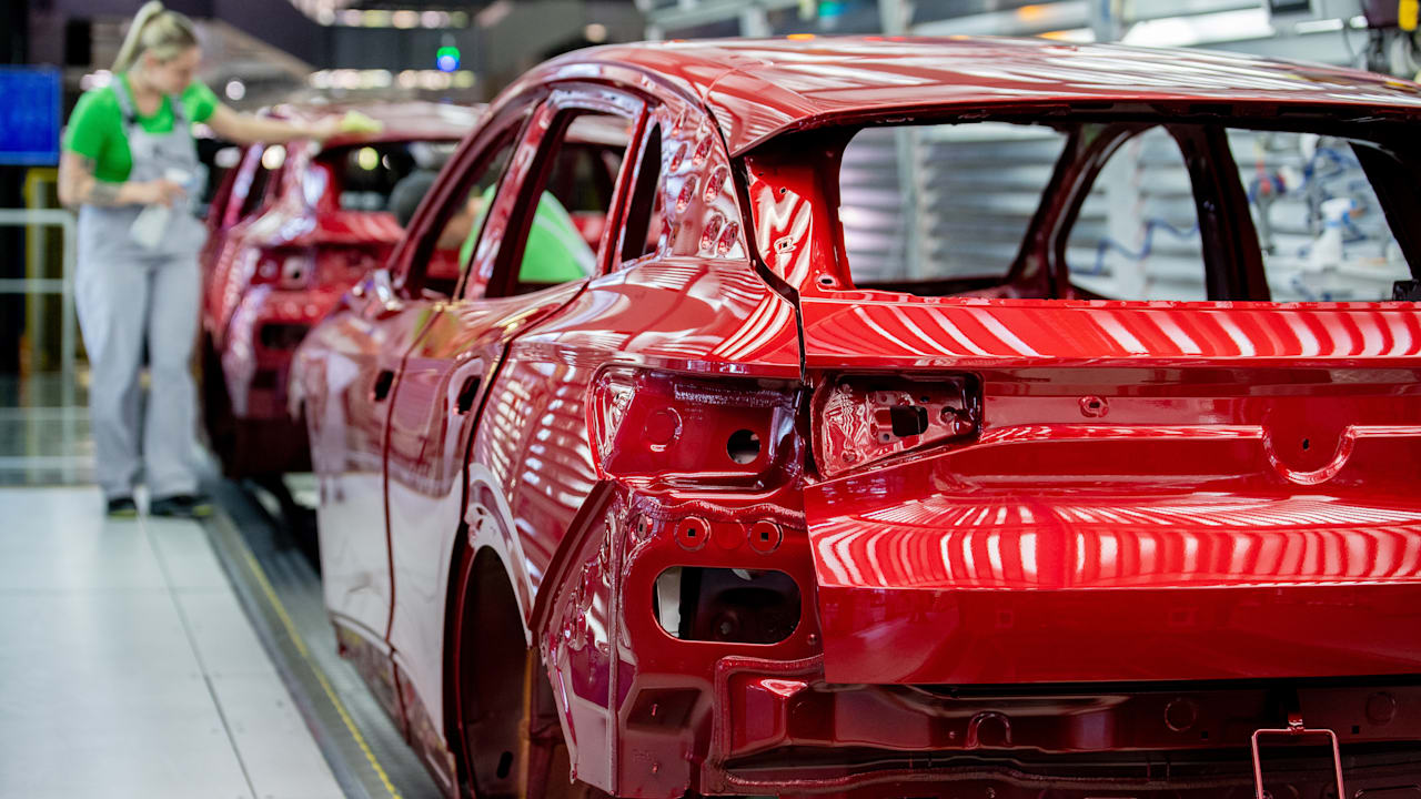 Sparkurs von VW bedroht weitere 200.000 Jobs: Experten warnen vor Kettenreaktion | Politik