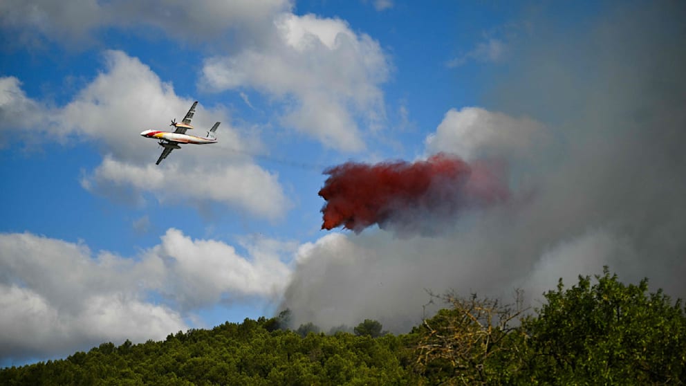 2000 Feuerwehrleute kämpfen gegen die Flammen